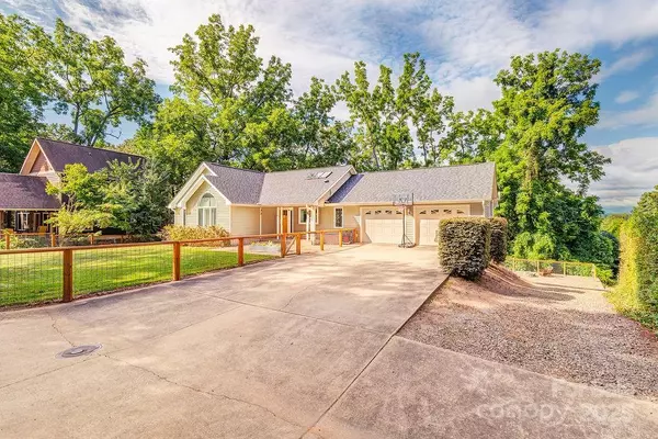 Asheville, NC 28806,44 Samayoa PL