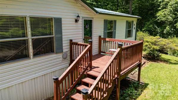 Burnsville, NC 28714,689 Bradford RD