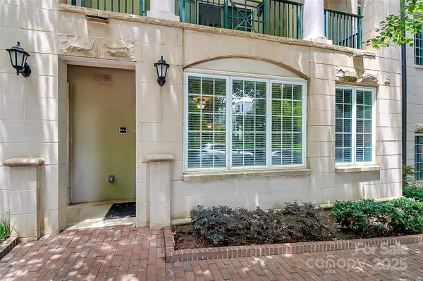 Charlotte, NC 28202,300 W 5th ST #003