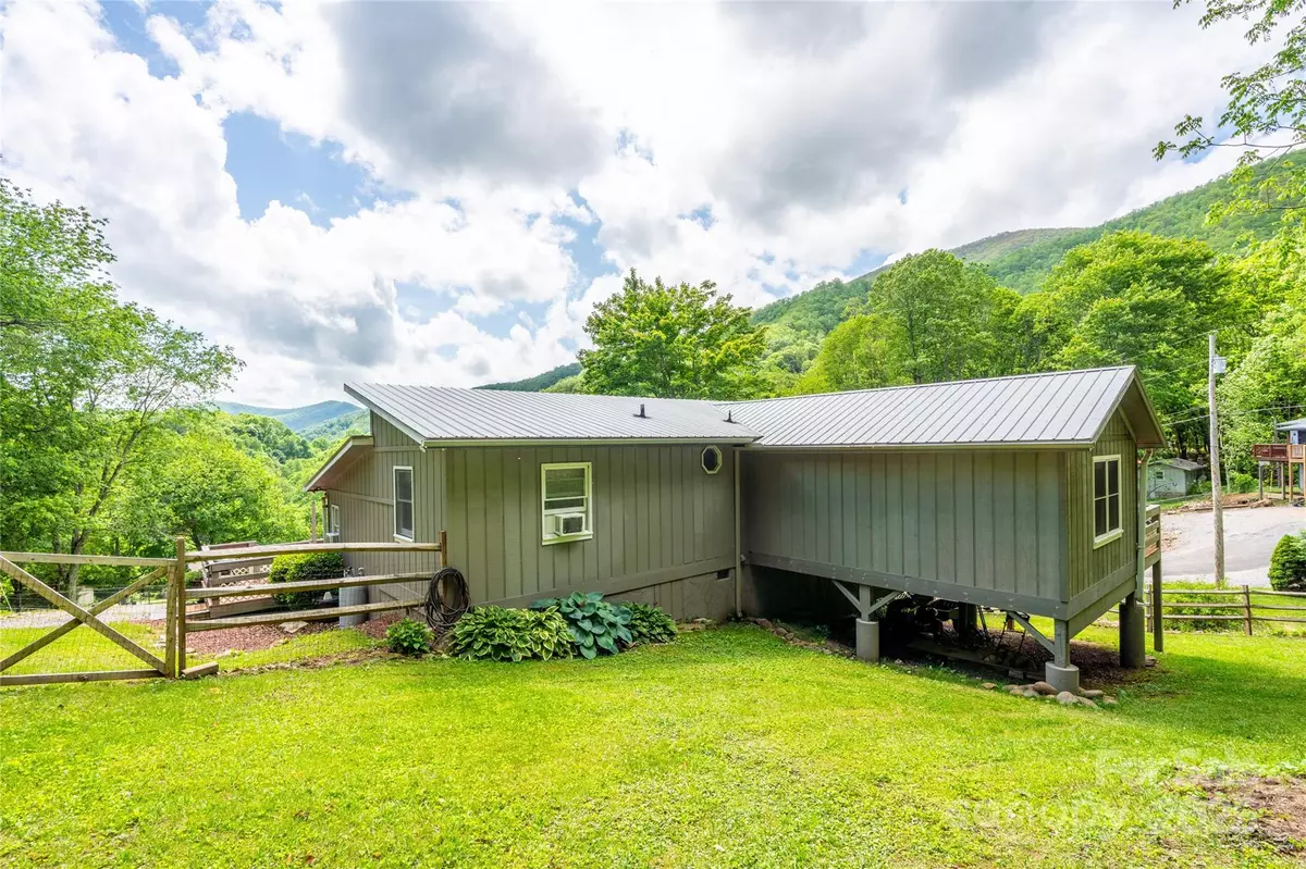 Maggie Valley, NC 28751,131 Apple Blossom LN