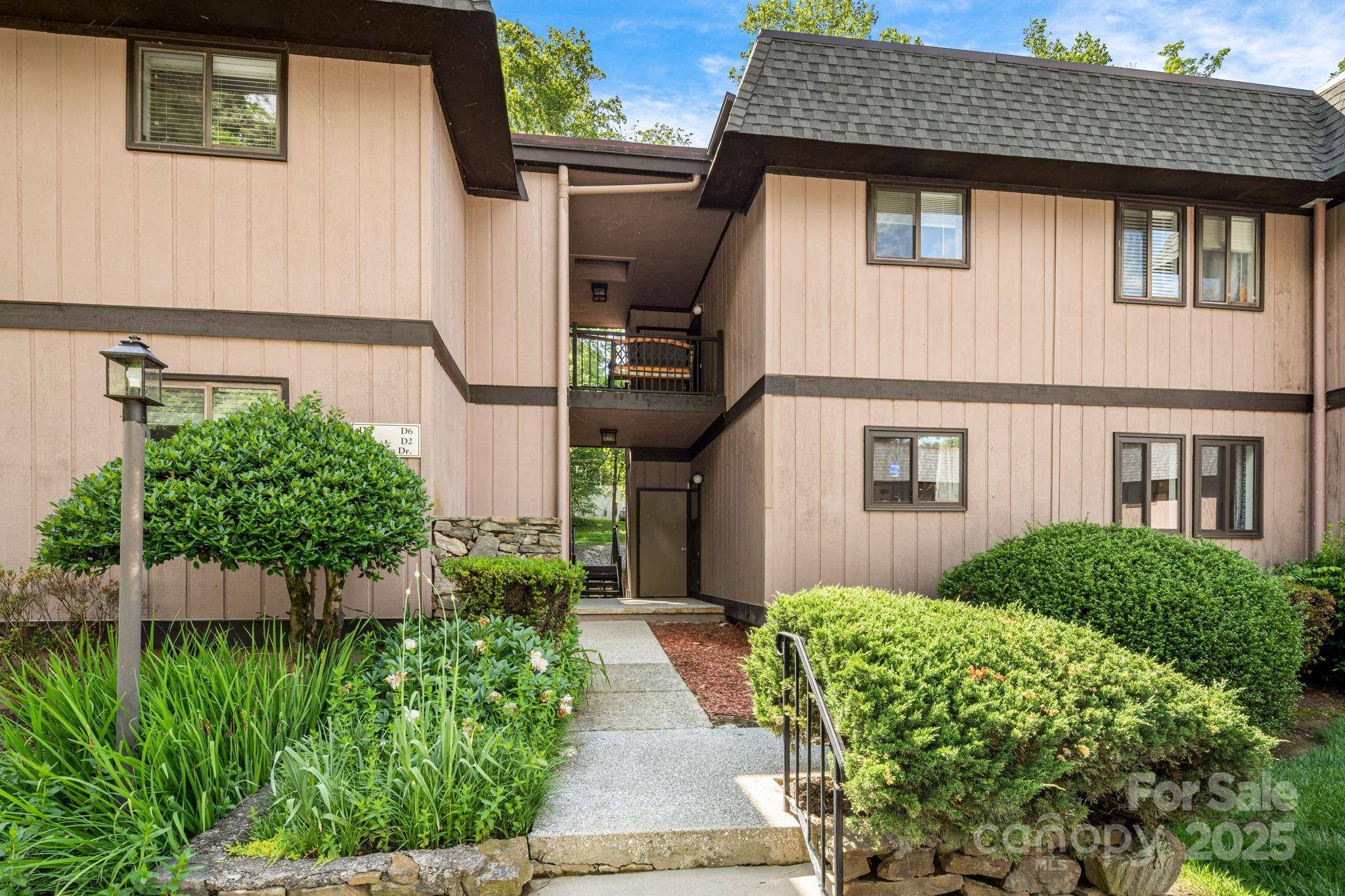 15 Lake DR #D2, Laurel Park, NC 28739