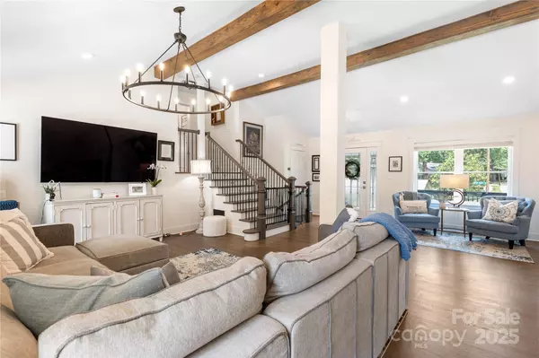 Charlotte, NC 28211,932 Shady Bluff DR