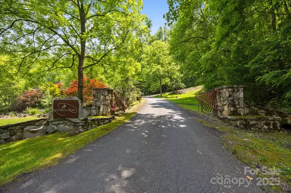 55 Red Wolf RUN, Burnsville, NC 28714