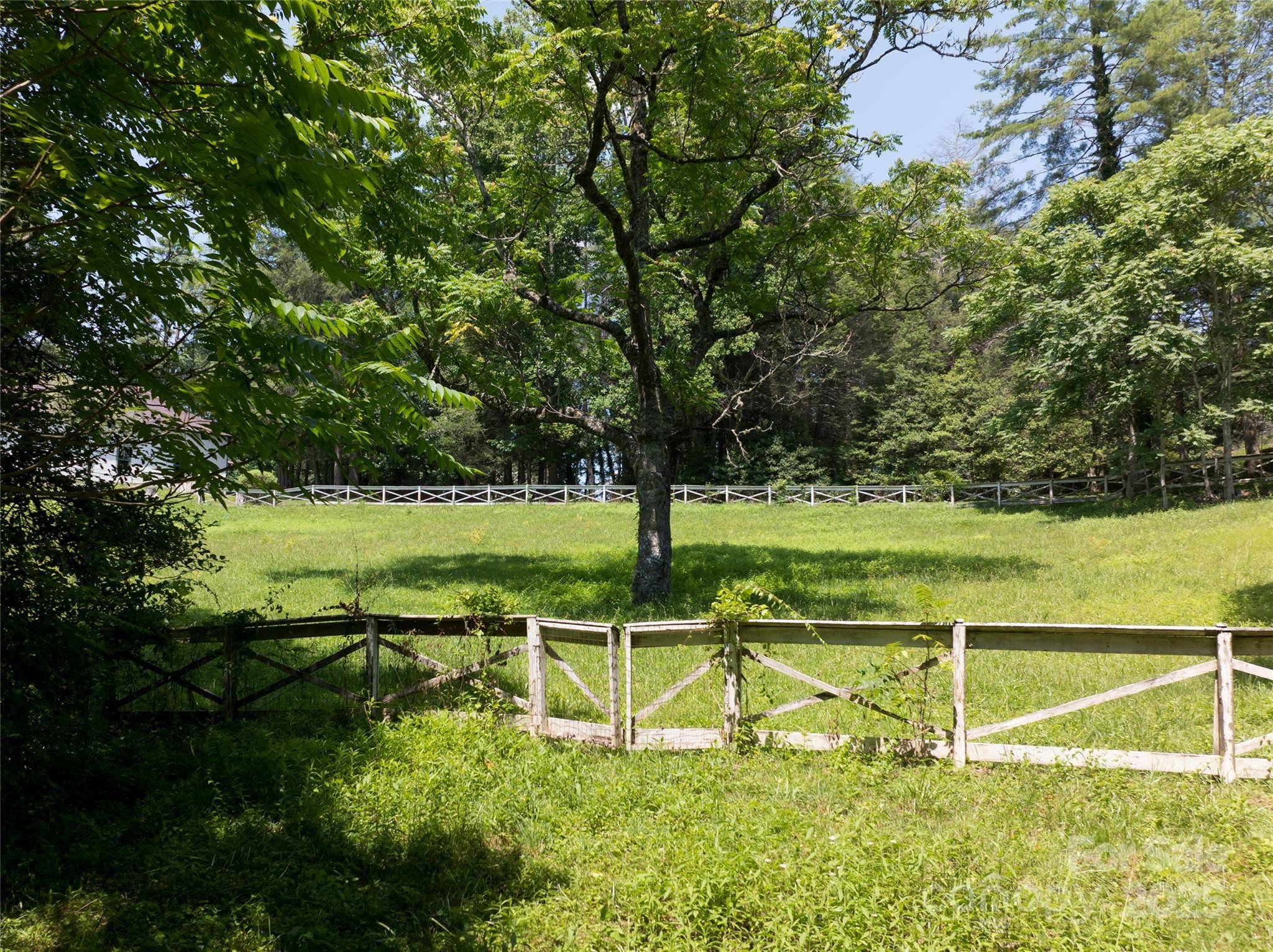 34 Oak Gate DR, Hendersonville, NC 28739