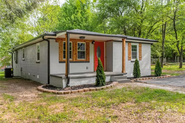 Statesville, NC 28677,404 Dogwood LN