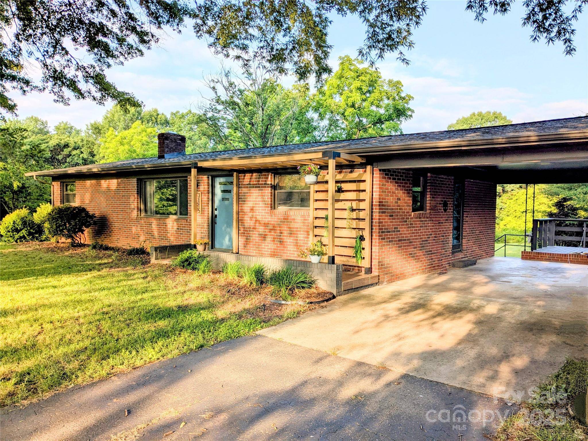 Hickory, NC 28601,3115 Falling Creek RD