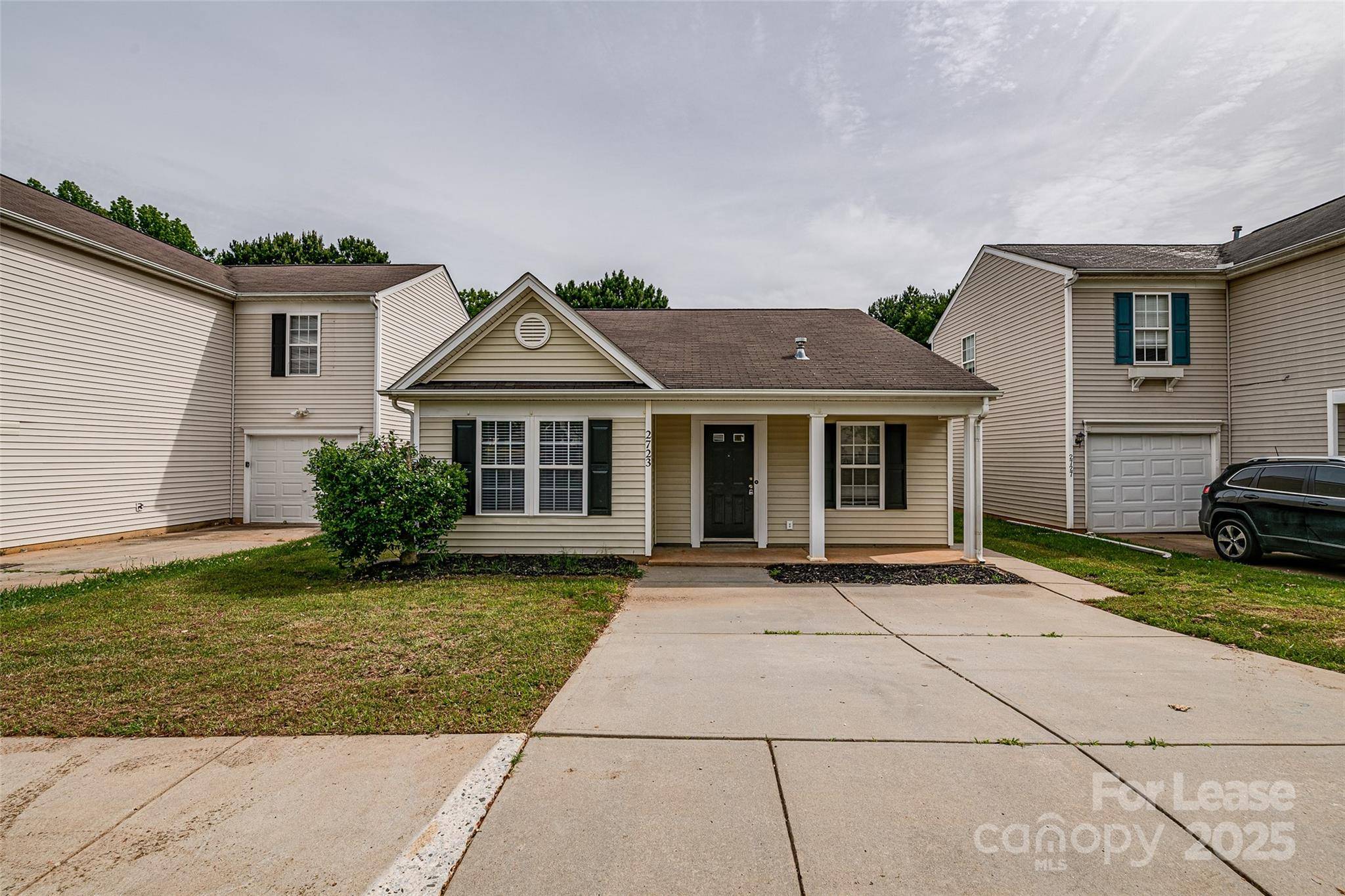 2723 Oasis LN, Charlotte, NC 28214