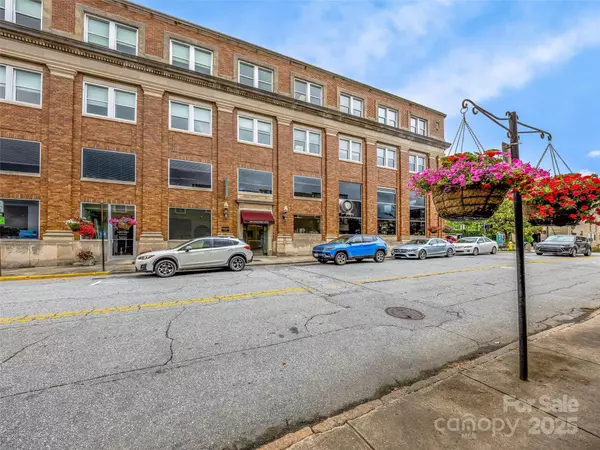Hendersonville, NC 28792,401 N Main ST #3
