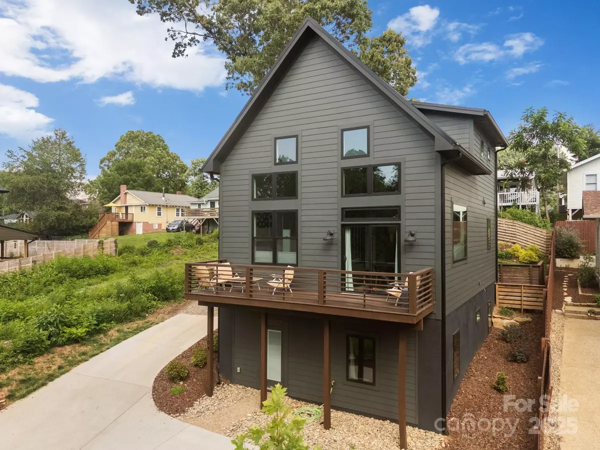 Asheville, NC 28806,104 Deaver ST
