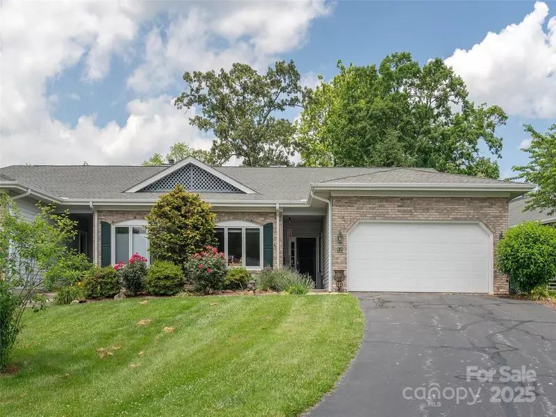 12 Country Meadows LN, Hendersonville, NC 28792