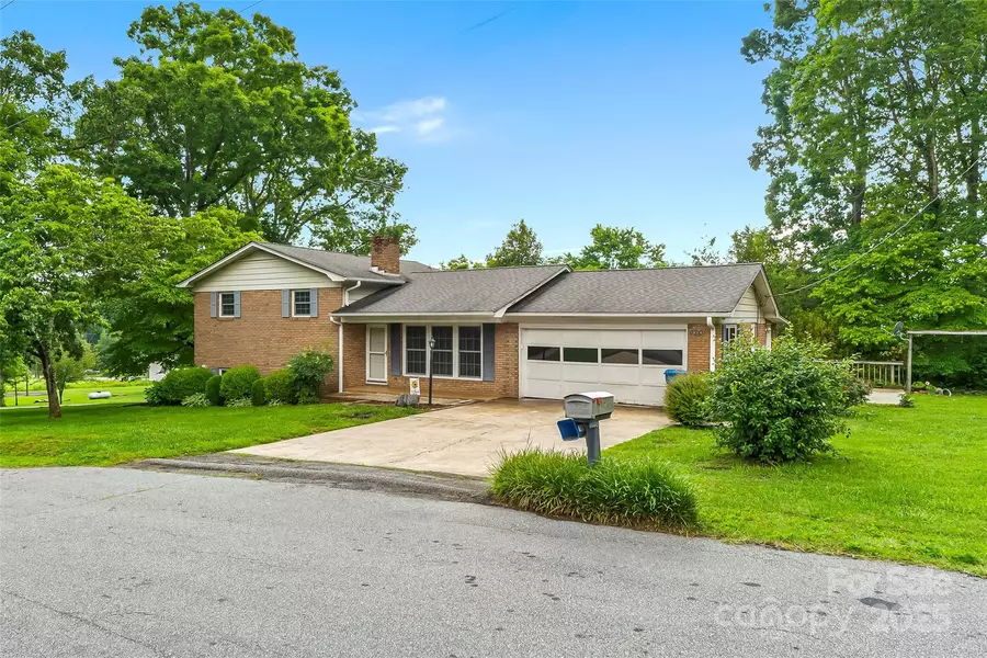 1914 Wall ST, Morganton, NC 28655