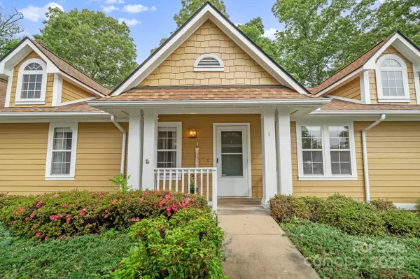 702 Woodlea CT, Asheville, NC 28806