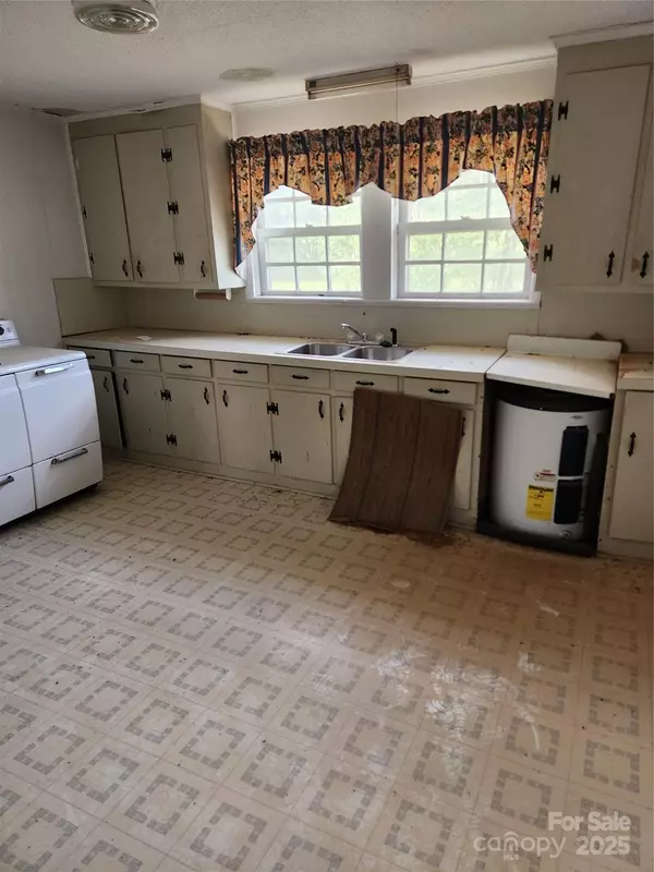 Cherryville, NC 28021,423 Tot Dellinger RD