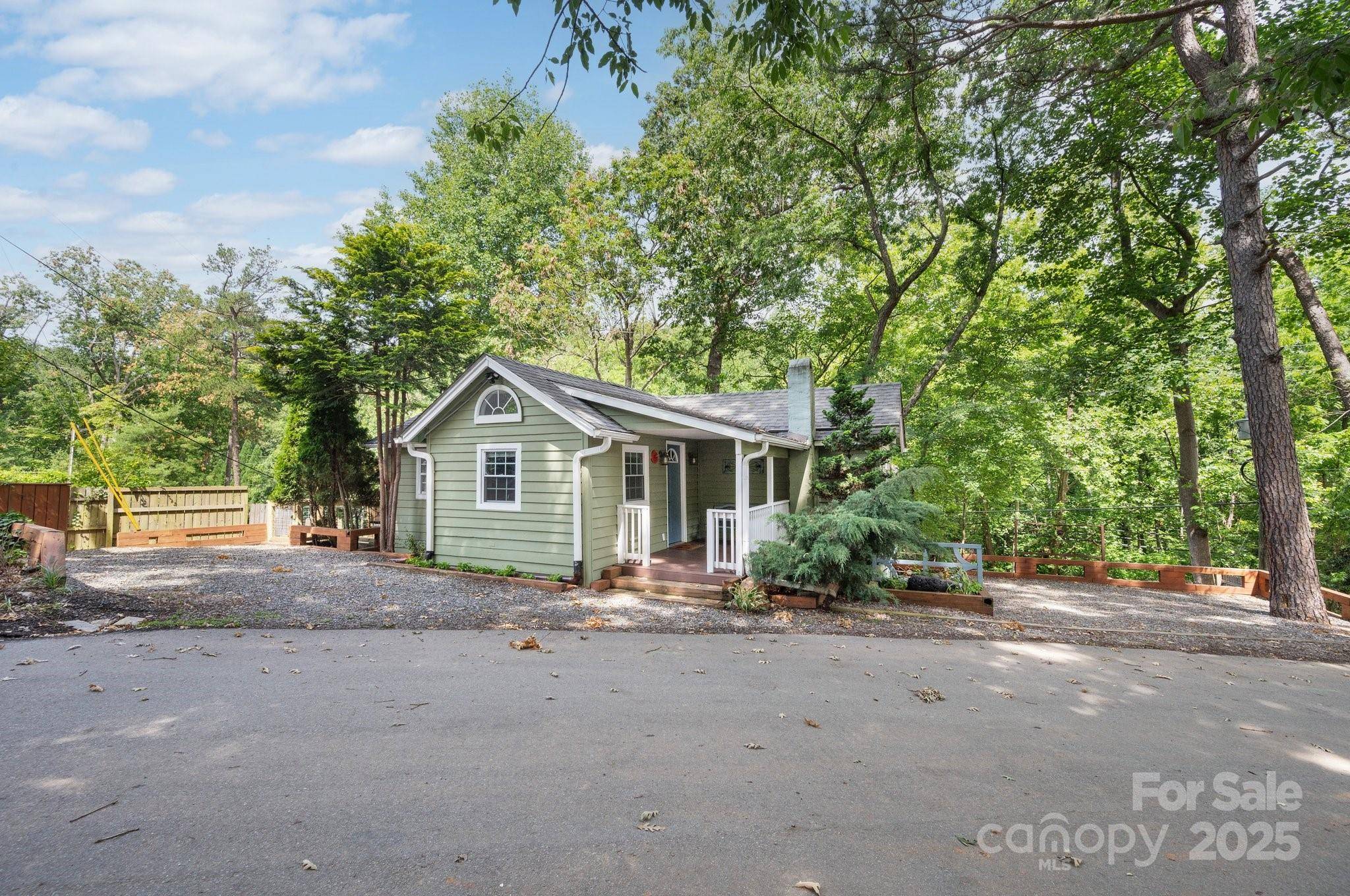 Asheville, NC 28805,5 Arbutus RD