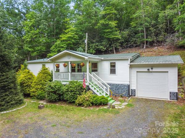 275 Bulldog LN, Green Mountain, NC 28740