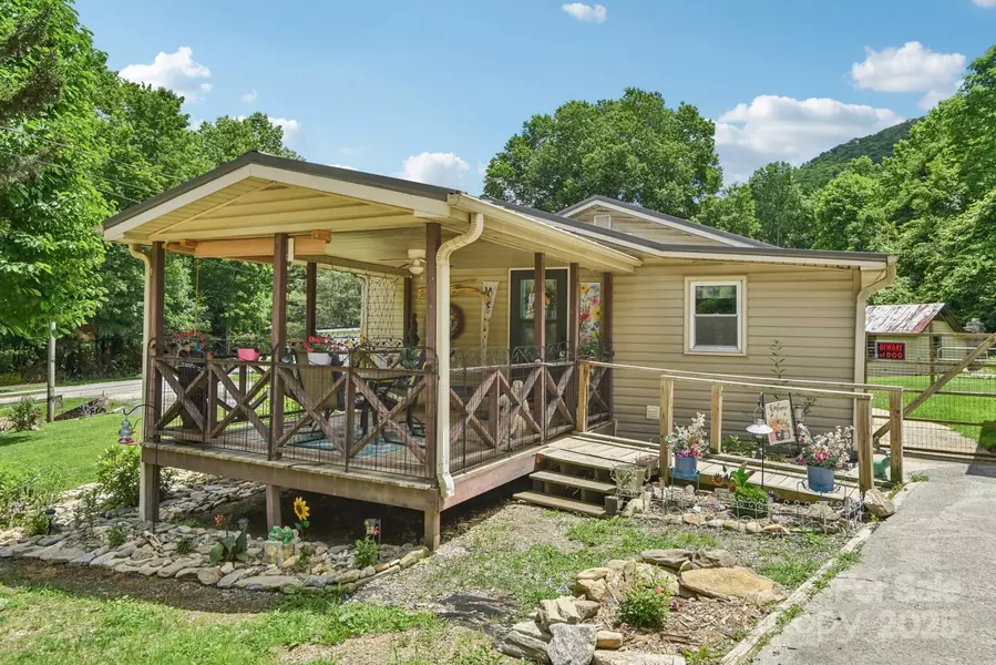 19 Lockman RD, Maggie Valley, NC 28751