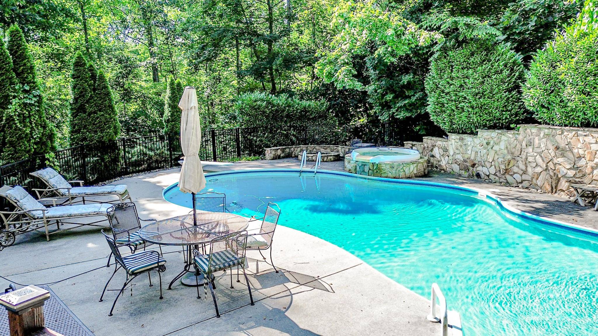Rutherfordton, NC 28139,196 Col Hamptons CT