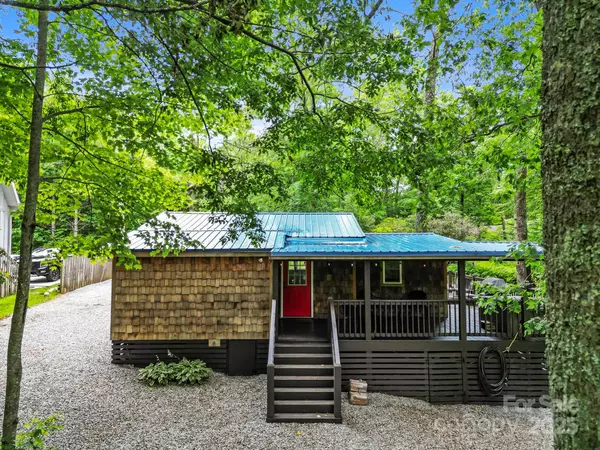 40 Squirrel LN, Sapphire, NC 28774