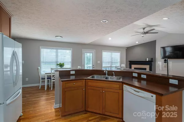 Maiden, NC 28650,104 Nottingham DR