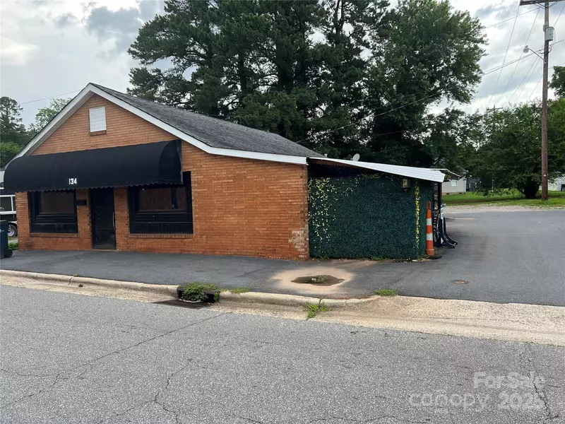 134 E 11th ST, Newton, NC 28658
