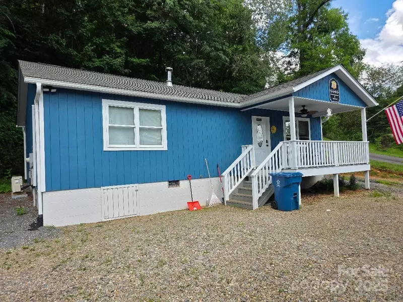 14 Yellow Brick LN, Burnsville, NC 28714