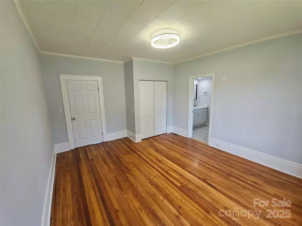 Hickory, NC 28601,1704 16th ST NE