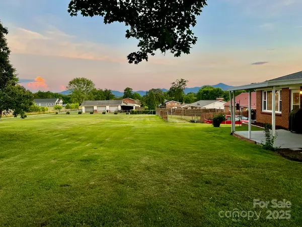 Candler, NC 28715,795 Monte Vista RD