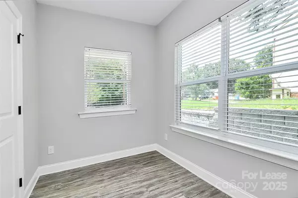 Charlotte, NC 28208,911 Yellowstone DR