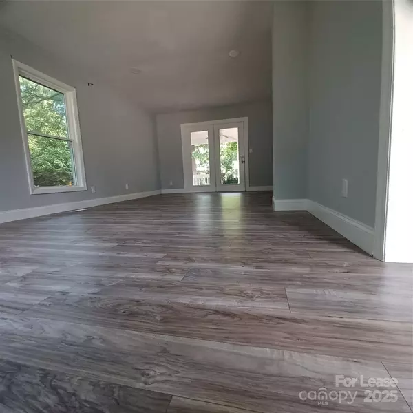 Charlotte, NC 28215,5717 Ruth DR
