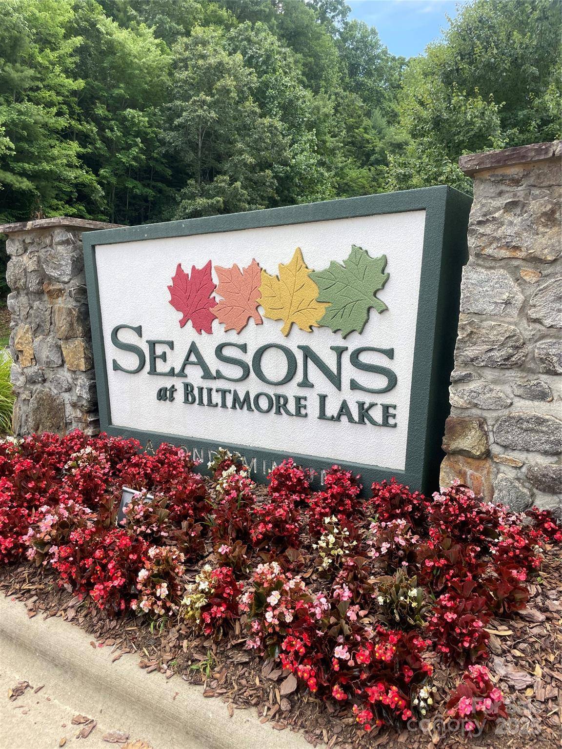Candler, NC 28715,300 Vista Lake DR #301
