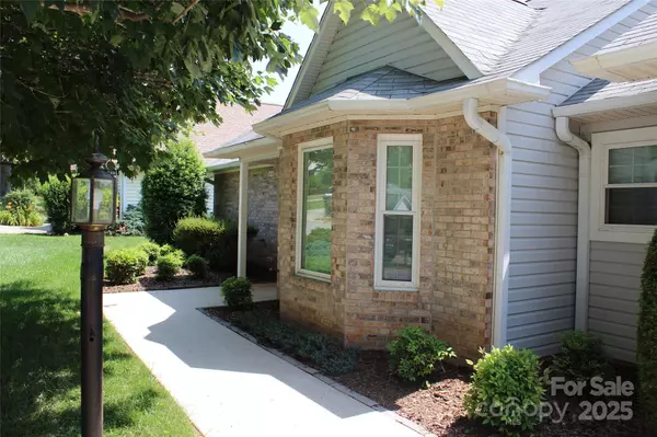Asheville, NC 28803,4 Gatehouse CT