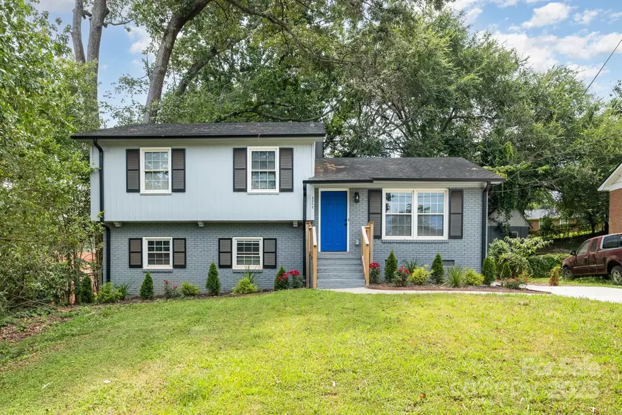 8208 Doverdale LN, Charlotte, NC 28217