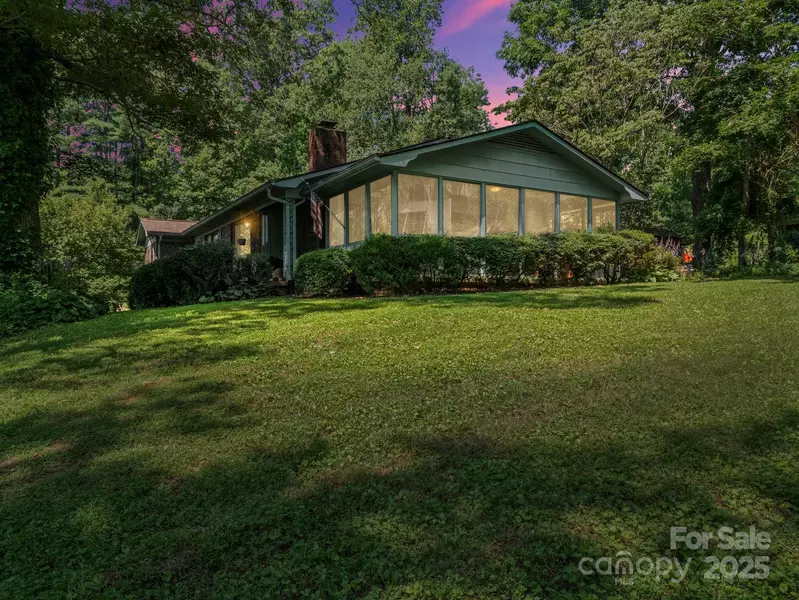 1 Whitehall LN, Hendersonville, NC 28739