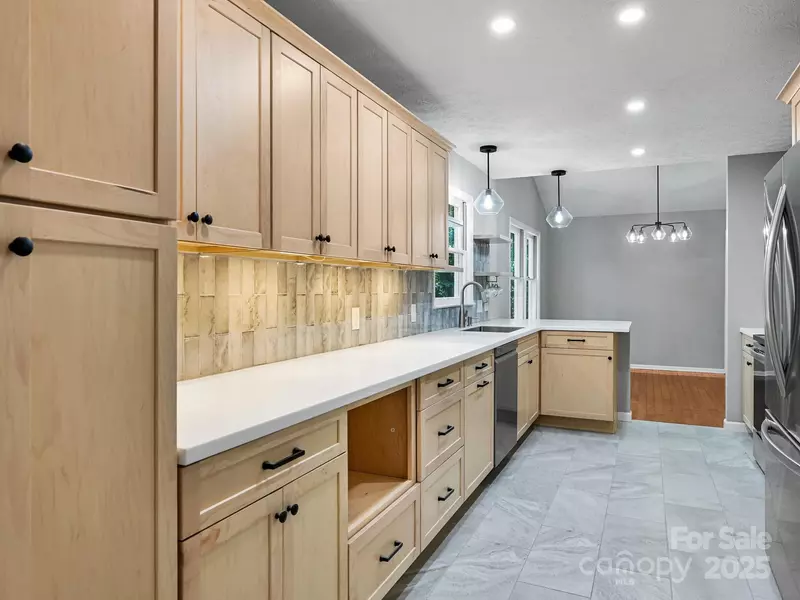 210 Fernwood DR, Hendersonville, NC 28791