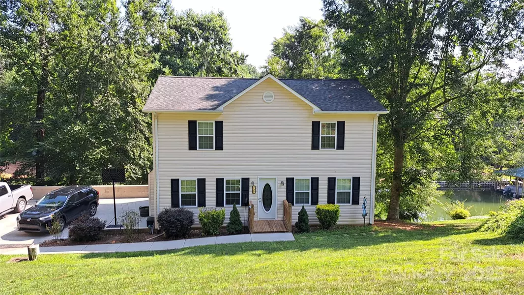 729 Victoria LN, Hickory, NC 28601