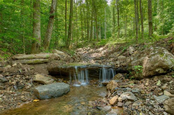000 Shadowwood DR, Spruce Pine, NC 28777