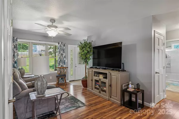 Candler, NC 28715,862 Asbury RD