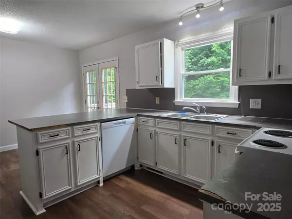 North Wilkesboro, NC 28659,1373 Sunset DR
