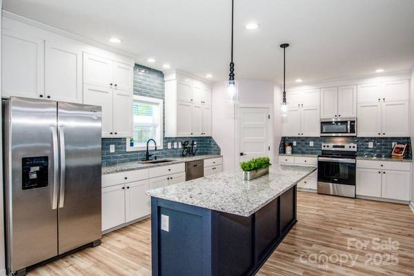 7039 Executive CIR, Denver, NC 28037