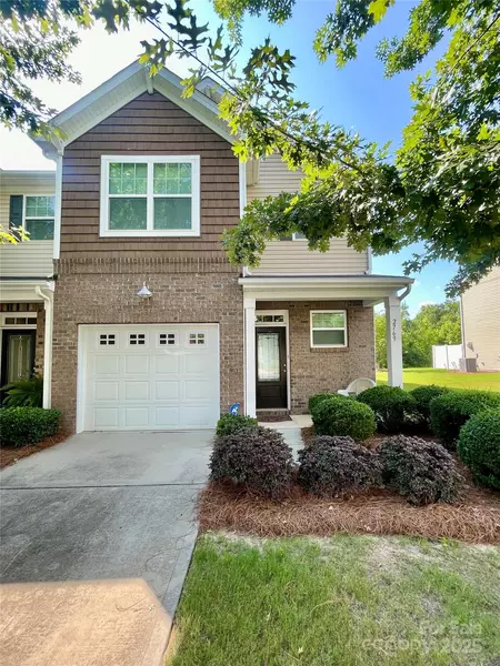 2769 Sawbridge LN, Gastonia, NC 28056
