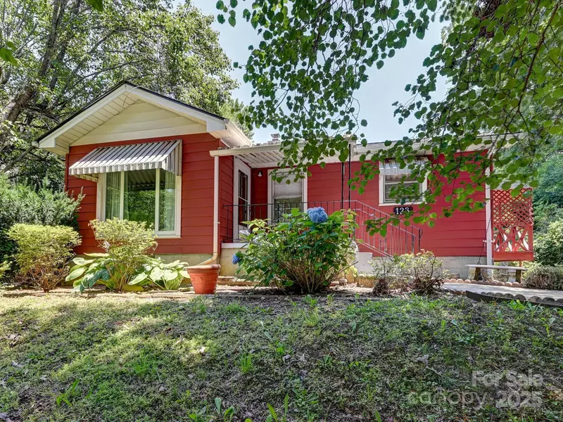 123 Blake DR, Arden, NC 28704