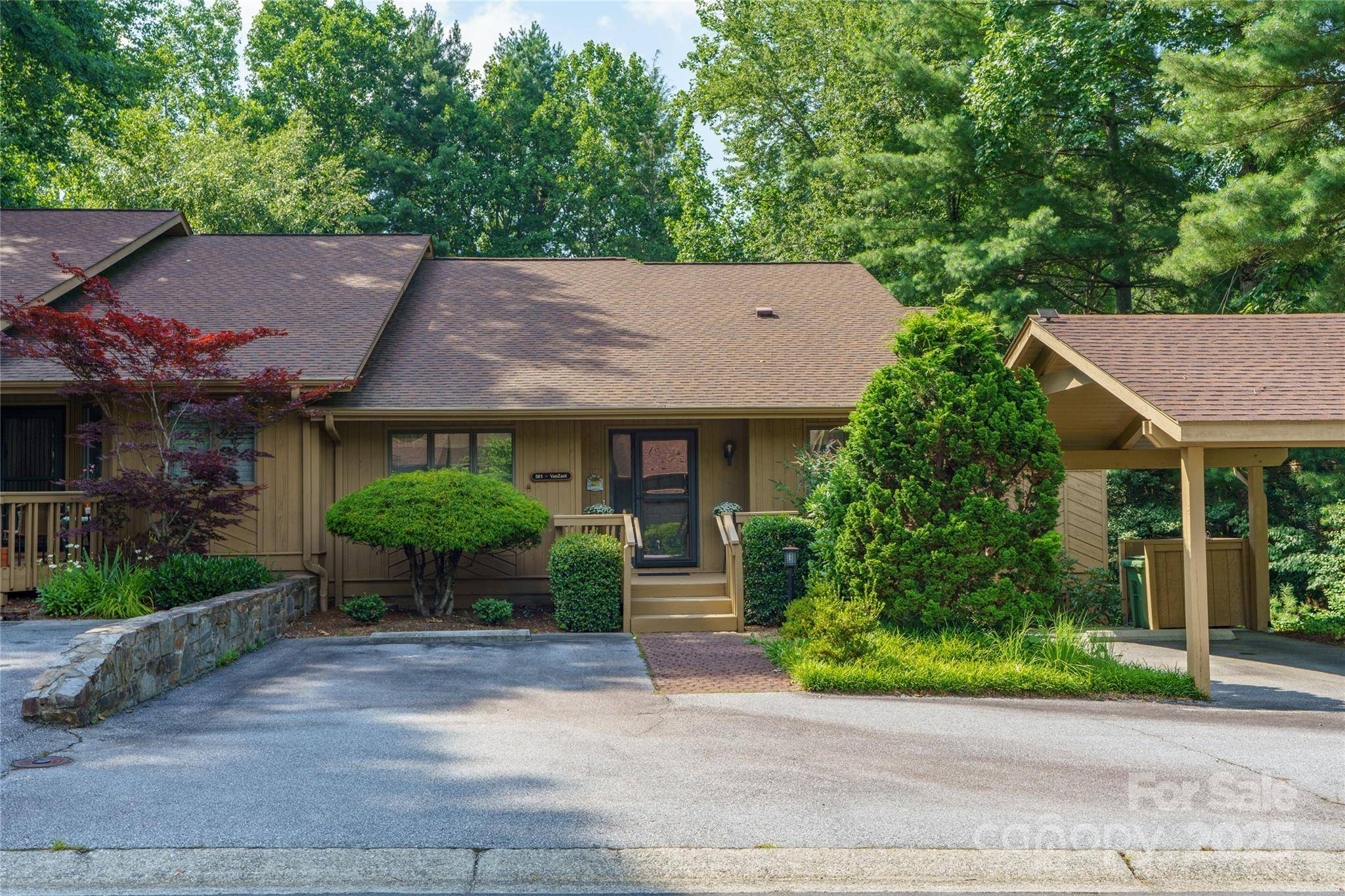501 Red Oak DR, Hendersonville, NC 28791