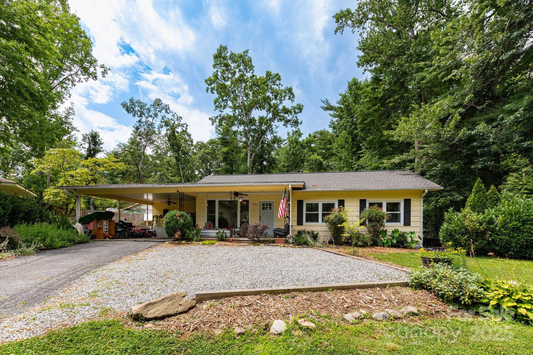 Hendersonville, NC 28739,229 Ewart DR