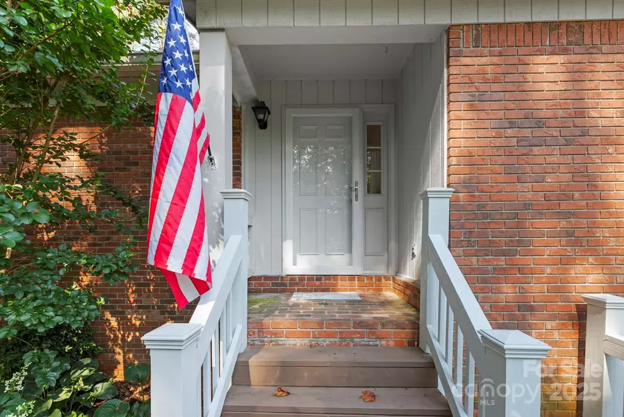 123 Haywood Knolls DR, Hendersonville, NC 28791