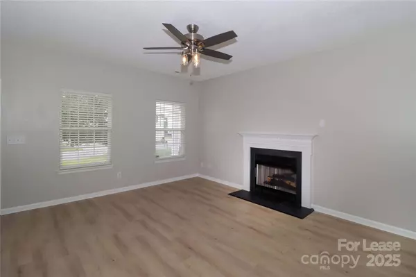 Kannapolis, NC 28083,915 Harbour View CV NE