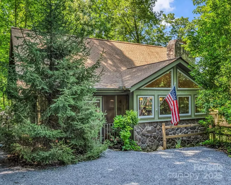 126 Sleeping Bear LN, Lake Lure, NC 28746