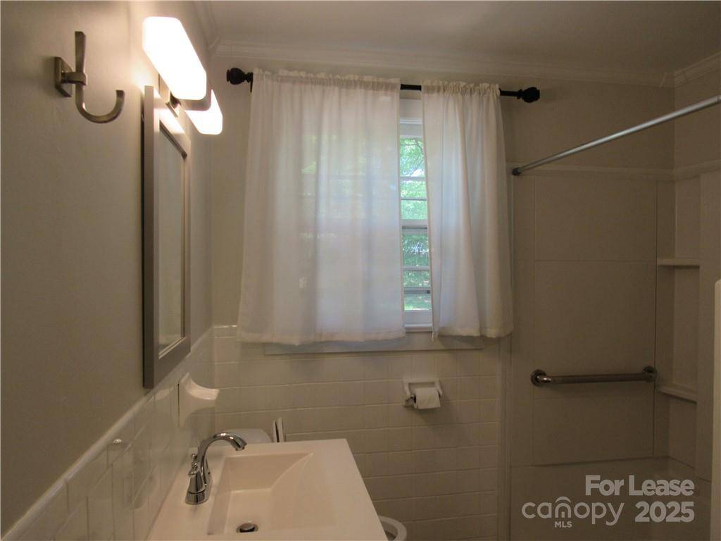 Statesville, NC 28677,721 Sharpe ST