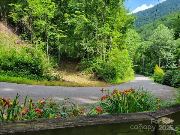 100 Village LN #26, Waynesville, NC 28786