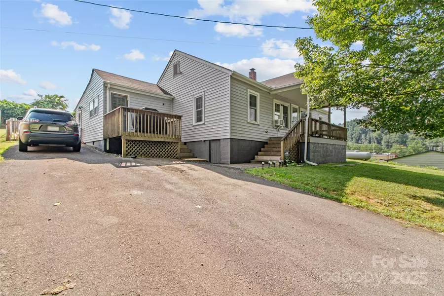 56 Love Fox RD, Burnsville, NC 28714