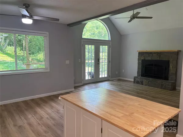 Waynesville, NC 28786,39 Moondust DR